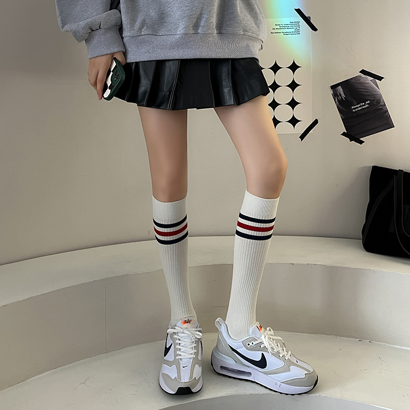 Mulierum alba genu alta socks