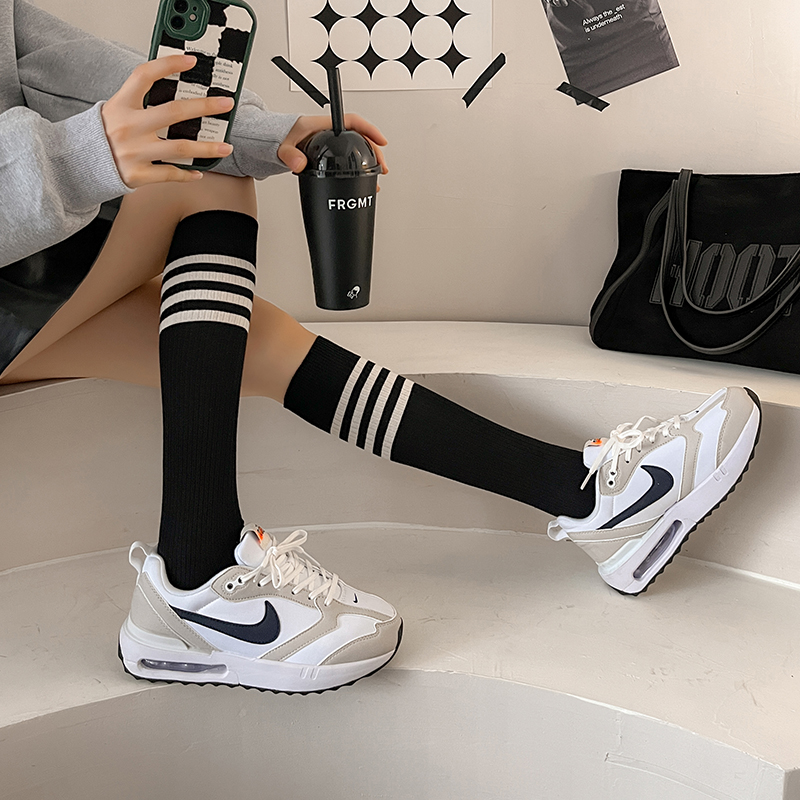 Mulierum alba genu alta socks