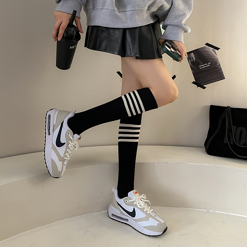 Mulierum alba genu alta socks