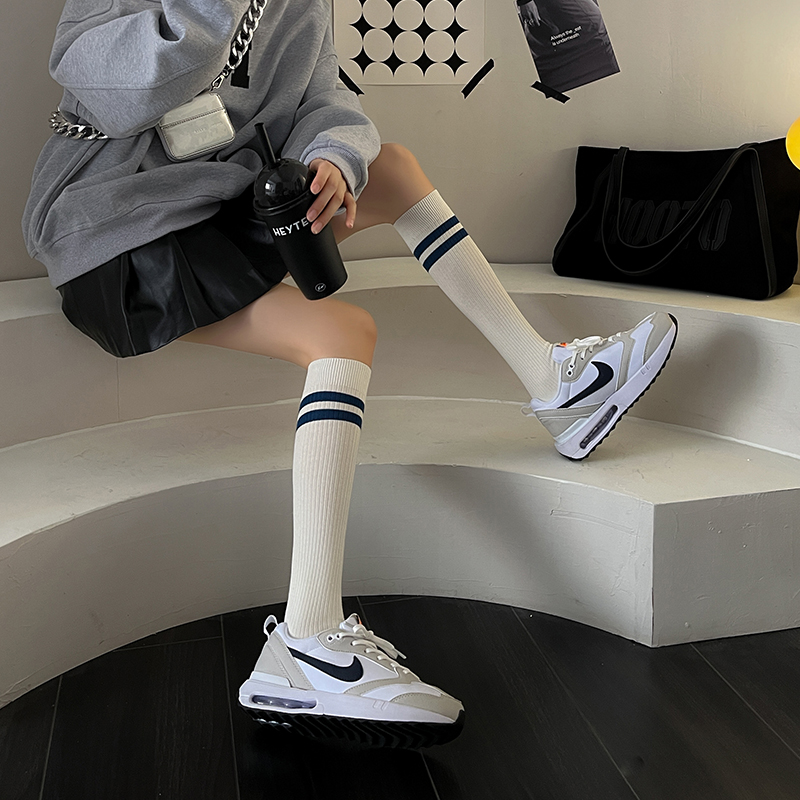 Mulierum alba genu alta socks