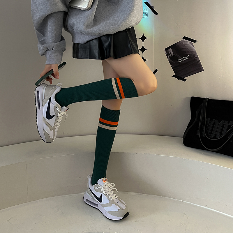 Mulierum alba genu alta socks