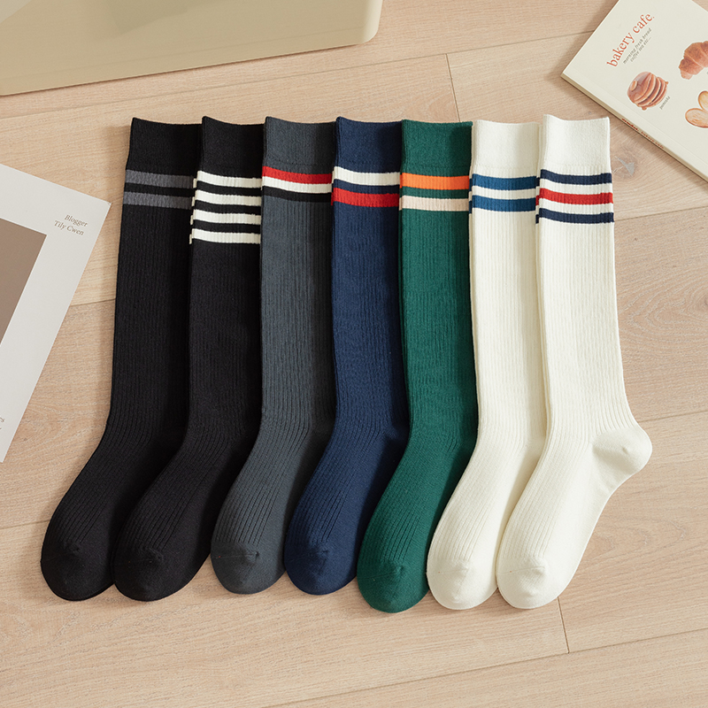 Mulierum alba genu alta socks