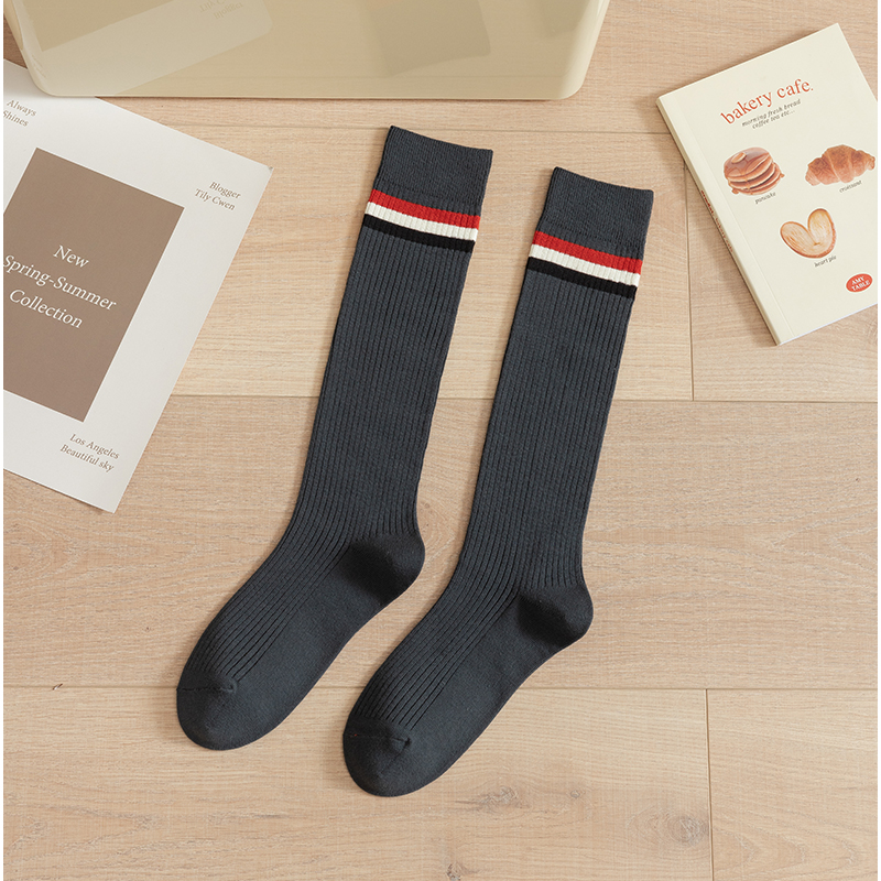 Mulierum alba genu alta socks