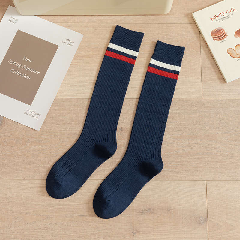 Mulierum alba genu alta socks
