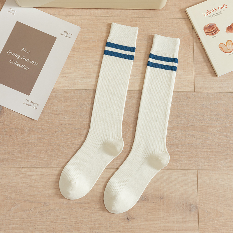 Mulierum alba genu alta socks