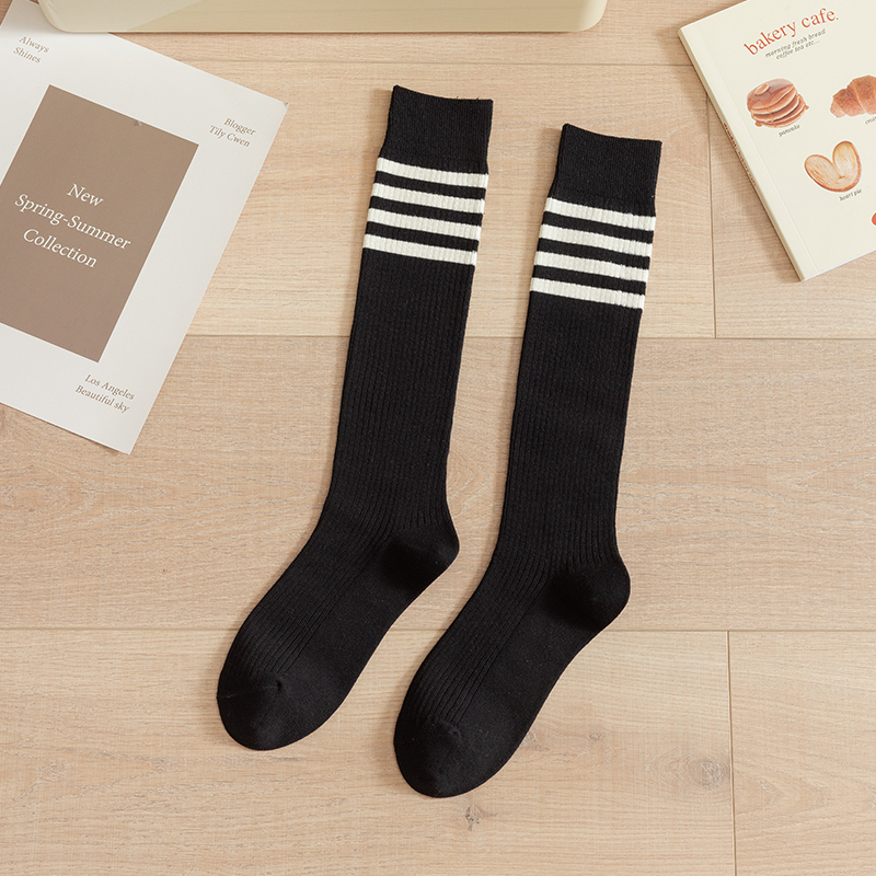Mulierum alba genu alta socks