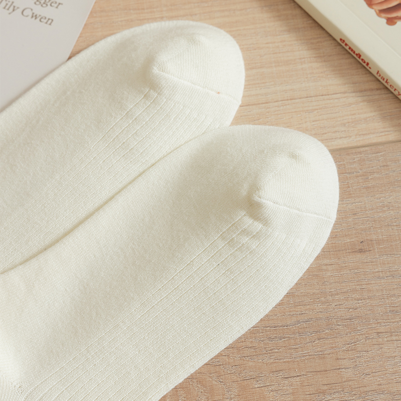 Mulierum alba genu alta socks