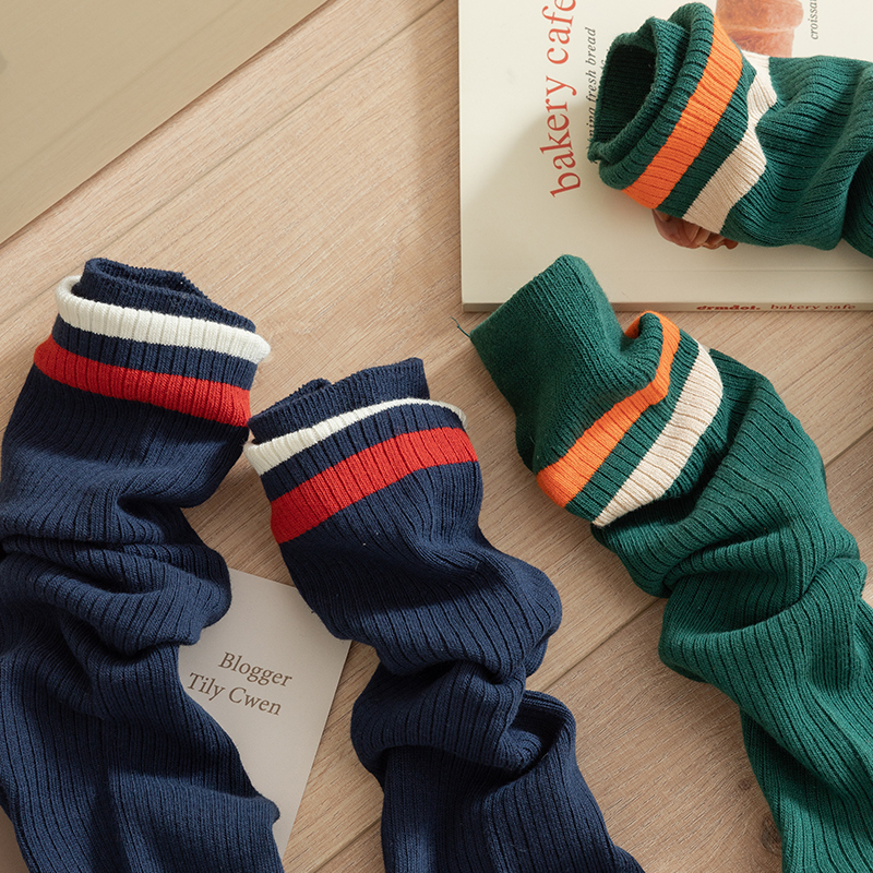 Mulierum alba genu alta socks